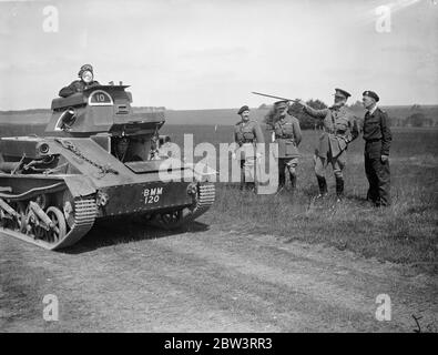 Der Chef des kaiserlichen Generalstabs besucht 5 und 6 Infanteriebrigaden in Aldershot. Sir Archibold Montgomery Messingbard, Chef des kaiserlichen Generalstabs machte seine Inspektion von Tilshead auf der Silsbury Ebene, um die 1. Panzerbrigade in der Ausbildung zu beobachten. 29 Juli 1935 Stockfoto