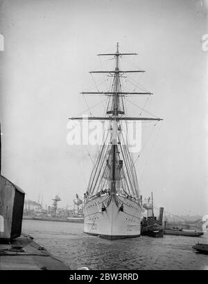 Brasilianisches Ausbildungsschiff bei Chatham . Das brasilianische Trainingsschiff Almirante Saldanha ist in Chatham angekommen und soll bis Juni 29 einen Aufenthalt haben. Das Schiff wird von Commander A C S Dutra befehligt und hat 27 weitere Offiziere zusätzlich zu 34 Mittschiffern im Training, die Gesamtkomplement ist etwa 300. Der Besuch markiert die freundschaftliche Vereinigung der britischen und brasilianischen Navies. Foto zeigt, die Almirante Saldanha Eingabe Chatham Werft. 19 Juni 1936 Stockfoto