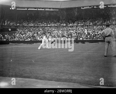 Von Cramm besiegt Hecht-Herreneinzel bei WimbledonTennis Championships. Baron Gottfried von Cramm , Sieger des Champions Fred Perry , besiegte Ladislav Hecht von der Tschechoslowakei 6 - 4 , 6 - 3 , 6 - 4 in ihrem Einzelspiel in der WimbledonTennis Championships Fotoausstellungen : von Cramm im Spiel gegen Hecht auf dem Mittelfeld . 24 Juni 1936 Stockfoto