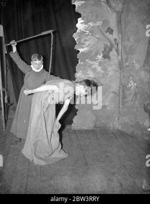 London ' s Boy Bishop peitschte aus dem Amt . London ' s Boy Bishop, Fred Brazier, 12 Jahre alten Chorister von St Mary of the Angels Song School., Highgate, wurde aus dem Amt von seinen Mitschillern in der Entthronungszeremonie in Hampstead peitscht. Er wurde am Nikolaustag inthronisiert. 6. Dezember in der ersten öffentlichen Zeremonie seit der Reformation . Foto zeigt, auf Händen und Knien tragen Sacktuch, der Boy Bishoip (Fred Brazier) ist aus dem Büro gepeitscht. Januar 1936 Stockfoto