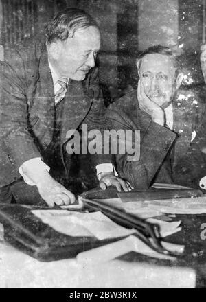 M Blum , der lächelnde Denker . M Leon Blum, Frankreichs nächster Sozialistischer Premier, kniet ihm das Kinn in die Hände und lächelt, als er M Vincent Auriol in seinem Büro in Paris übergibt. 28 Mai 1936 Stockfoto