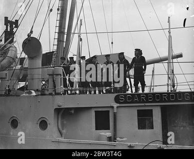 HMS Scarborough Haus nach zweieinhalb Jahren in Bermuda. Segler an Bord der Scarborough, als sie in Chatham anlegte. 13 Dezember 1935 Stockfoto