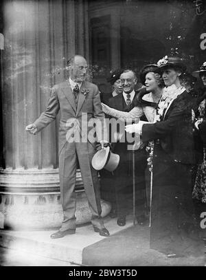 Der Sohn des Luftministers heiratete in London. John Cunliffe Lister, Sohn von Lord Swinton, der Luftminister, und Lady Swinton, war mit Miss Anne Irvine Medlicott, Tochter von Canon R S verheiratet. Medlicott, in St. Peter, Eaton Square. Die Braut trug einen Zweig echter Orangenblüten, die von südafrikanischen Freunden geschickt und von Frau Amyy Mollison auf ihrem Rekordflug vom Kap mitgebracht wurden. Foto zeigt, Lord und Lady Swinton Verlassen der Kirche nach der Hochzeit. 28 Mai 1936 Stockfoto