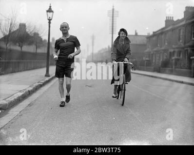 Tommy Green Englands ältester Meister-Geher im Training wieder, für Olympische Spiele. Tommy Green , Englands ältester Meister Wanderer, hat sein kleines öffentliches Haus in Eastleigh bei Southampton verlassen, Und hat sich wieder ins Training gegangen, denn er wurde informiert, dass er zu den Kandidaten, aus denen die Walking-Team England bei den Olympischen Spielen im August vertreten wird gewählt werden. Wenn er ausgewählt Tommy Green , wer ist 43 im nächsten Monat , wird der älteste Herausforderer sein , im Wettbewerb gegen Athltes Hälfte seines Alters Obwohl sein Geburtstag wird sein zehntes Jahr als Walker Tommy ist zuversichtlich, su markieren Stockfoto