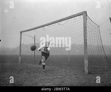 Deutsche Fußballer lockern sich bei Tottenham auf. Die Polizei bewachte die Tore des White Hart Lane Ground, als die deutsche Fußballmannschaft, die dort England treffen morgen (Mittwoch) stellte sich heraus, dosome loosenining Übungen auf dem Trainingsplatz zu tun. Foto zeigt, Hans Jakob, der deutsche Torhüter, der auf Herz und Nieren geprüft wird. Dezember 1935 Stockfoto