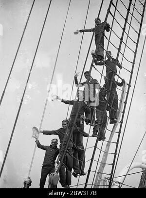 Brasilianisches Trainingsschiff kommt in Chatham für einen Aufenthalt von zehn Tagen. Kadetten in der Takelage der Almirante Saldanha in Chatham. 19 Juni 1936 Stockfoto