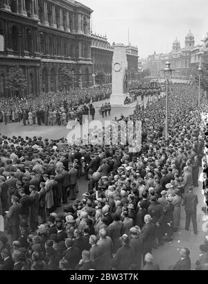 Kanadische Pilger Nehmen An Einer Sonderzeremonie Im Cenotaph Teil. Kanadische Piligramge, die die Enthüllung der Vimy Bridge Memorial besucht und machen einen Besuch in London, für einen besonderen Gottesdienst im Cenotaph in Whitehall vorgeführt. Fast die Hälfte der Pilger sind Frauen Kriegswitwen oder Verwandte von Männern, die in Frankreich gefallen sind. Foto zeigt: EIN allgemeiner Blick auf die Zeremonie im Cenotaph. Juli 1936, 29 Stockfoto