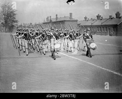 Elisabethanische Musketiere rehears für Royal Tournament . Das 2. Bataillon, das Royal Norfolk Regiment, hielt eine vollständige Probe in Aldershot für den Festzug, der ein Merkmal des Royal Tournament in Olympia sein wird. Foto zeigt, "Musketiere" der elisabethanischen Periode von Trommlern geführt. 30 April 1936 . Stockfoto