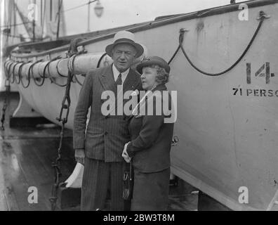 Der amerikanische Schauspieler, der 64 Jahre Bühnendebüt feiert, kommt in England an. Mr Joseph Cawthorn , der in London ebenso bekannte wie in New York bekannte amerikanische Schauspieler, kam mit seiner Frau aus New York an Bord der Beregaria. Herr Cawthorn, der 25 Jahre in London lebte, feiert zwei Jubiläen, die 64 seines Bühnendebüts und die 35 seiner Hochzeit. Foto zeigt, Joseph Cawthorn und seine Frau bei der Ankunft in Southampton. Juli 1936 Stockfoto