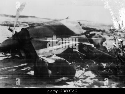 Berühmte Frence-Flieger auf Rekordflug getötet. Absturz in der Wüste bei Wady Halfa , Ägypten . Die Trümmer der Maschine nach dem Absturz bei Wady Halfa . Januar 1936 Stockfoto