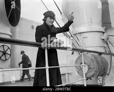 PAM Barton ist aus Amerika. Miss Pamela Barton, die berühmte Golferin, kam mit dem Liner Aquitanien aus Amerika nach Southampton. Foto zeigt Miss Pamela Barton bei der Ankunft in Souhampton. 21 Dezember 1935 Stockfoto