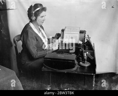 Blinde Frau erhält MBE in Ehrungen Liste . Gesponserte Maschine verwandelt gedruckte Seite in Ton . Miss Caroline Mary Gertrude Jameson (rechts) in ihrem Haus in South Norwood nach der Ankündigung, dass die MBE hatte auf sie übertragen. Januar 1936 Stockfoto