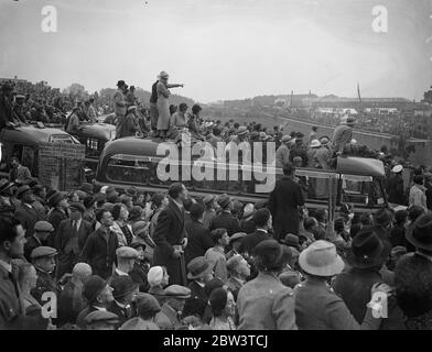 Riesige Menschenmassen auf dem Derby Course. Riesige Menschenmengen auf der Derby-Strecke in Epsom zur richtigen Zeit für das große Rennen. 27 Mai 1936 Stockfoto