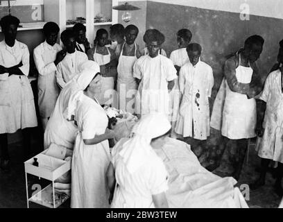 Notoperation der Bombenangriffe in Harar Rotes Kreuz , Krankenhaus . Diese Bilder , von einem Mitarbeiter Fotograf gemacht und eilte nach London per Flugzeug , zeigen eine wichtige , aber wenig bekannten Teil des Krieges in Abessinien , das Rote Kreuz Dienste , vor allem von freiwilligen Arbeitern gegründet und unter enormen Schwierigkeiten weiter . Diese Bilder wurden im Krankenhaus des Roten Kreuzes in Harar gemacht, der Hauptstadt des Südens, wo Abessinier Soldaten, die in den heftigen Kämpfen an der Südfront verletzt wurden, von Ärzten der schwedischen Mission besucht werden. Foto zeigt , eine Notoperation an einer Abessinien Stockfoto