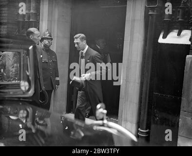 Duke of York übernimmt die Präsidentschaft von Christ ' s Hospital . Der Herzog von York [ Prinz Albert Zukunft George VI ] besuchte die Stadt, um seine Aufgaben als Präsident von Christ ' s Hospital . Im Gerichtssaal des Krankenhauses in der Great Tower Street erhielt er die Präsidentenanschrift in Worten, die seit dem 16. Jahrhundert verwendet wurden. Der Oberbürgermeister räumte den Stuhl für den Herzog von York, der dann den Vorsitz über eine ordentliche Geschäftssitzung des Rates, Foto zeigt: Der Herzog von York verlassen Christ ' s Hospital Gerichtsraum in der Great Tower Street nach der Sitzung. 11 Juni 1936 Stockfoto