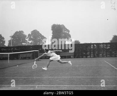 Dorothy Runde übt in Wimbledon für die Eröffnung des Turniers. Bekannte Frauen Tennisspielerinnen, darunter Miss Dorothy Round, Miss Mary Heeley und Senorita Anita Lizana in Wimbledon in Vorbereitung auf die Eröffnung des Turniers am kommenden Montag praktiziert. Foto zeigt, Miss Dorothy Runde im Spiel während eines Trainingsspiels mit Miss Mary Heeley. 19 Juni 1936 Stockfoto