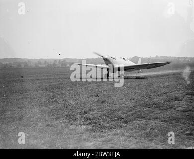 Das schnellste Militärflugzeug der Welt demonstrierte in Southampton. Neue Maschinen für die Royal Air Force . Die schnellsten Militärflugzeuge der Welt, die Spitfire 1, ein Vollmetall-Flachflügel-Eindecker und die Vickers Wellesley, ein Langstreckenbomber und Mehrzweckflugzeug, wurden am Eastleigh Aerodrome, Southampton, demonstriert. Gebaut für die Royal Air Force von der Supermarine Aviation Works (Vickers) Limited, beide Maschinen sind mit einziehbaren Unterwagen ausgestattet. Spitfire 1, ein Tag und Nacht Kämpfer, ist mit Flügelklappen ausgestattet. Beide Maschinen sollen zum ersten Mal zu sehen sein Stockfoto