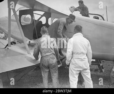 Kapitän Sir Geoffrey de Havilland verlässt D . H 90 Libelle beim King's Cup Air Race . King ' s Cup-Luftrennen startete von Hatfield Aerodrome. Es gibt 28 Einträge . Der erste der beiden Tage des Wettbewerbs nimmt die Form der Beseitigung in einem Rennen über zwei Schaltungen von einem Kurs von 612 Meilen , was 1,224 Meilen in allen . Fünfzig Prozent der Starter in jeder der drei Flugzeuggruppen werden ins Finale gehen. Foto zeigt : Kapitän Sir Geoffrey de Havilland verlässt DH 90 Dragonfly bei King ' s Cup Air Race in Hatfield . Juli 1936, 10 Stockfoto