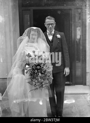 Henry Hall gibt Braut weg bei Hochzeit von Bert Yarlet , BBC Dance Orchestra Sänger Henry Hall gab weg die Braut , Miss Aileen Sandiford , ein kanadischer Kleid Designer , bei der Hochzeit von Bert Yarlett , Sänger des BBC Dance Orchestra , Die fand in Holy Trinity Church , Glouchester Terrasse , Bayswater . Der beste Mann war Dan Donovan, ein weiterer Sänger der Band. Die Brautjungfern waren die drei Schwestern (Marie, Mary, und Molly) und Vivienne Brooks war Dienstmädchen - von - Ehre. George Elrick ( Schlagzeuger - Sänger ) war ein Einspieler zusammen mit Bert Beade und Billy Smith . Elizabeth Stockfoto