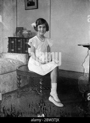 7 Jahre alte Brautjungfer für Lady Alice Scott 's Hochzeit zum Herzog von Gloucester. Oktober 1935 Stockfoto