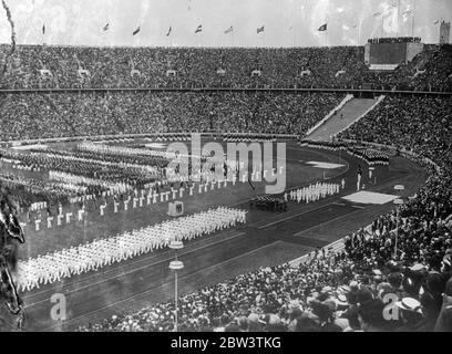 Hitler eröffnet Olympische Spiele in Berlin. Mit der riesigen Arena gefüllt mit den 6000 Athleten und 53 Nationen und jedem Sitz im gigantischen Stadion von besetzt, Bundeskanzler Hitler eröffnete 11 Olympischen Spielen das britische Festival des Sports in der Welt in Berlin. Vor der Eröffnungszeremonie des Olympischen Feuers, das während der Spiele brennen wird, wurde von der olympischen Fackel angezündet, die Relais 2000 Meilen von Olympia in Griechenland reist. Foto zeigt, die Parade der Athleten bei der Eröffnung der Olympischen Spiele in Berlin . August 1936 Stockfoto