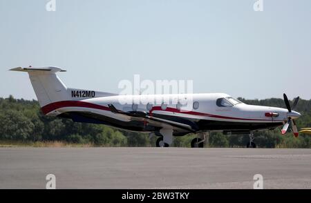 Das Pilatus PC12-Flugzeug, das vom Flugplatz Fairoaks in Surrey abflog, bevor es nach Nordwales flog, wo der Pilot ohne Erlaubnis auf einer geschlossenen Militärbahn im RAF Valley landete, "weil er zum Strand wollte". Stockfoto