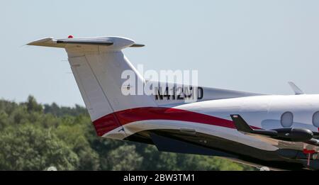 Das Pilatus PC12-Flugzeug, das vom Flugplatz Fairoaks in Surrey abflog, bevor es nach Nordwales flog, wo der Pilot ohne Erlaubnis auf einer geschlossenen Militärbahn im RAF Valley landete, "weil er zum Strand wollte". Stockfoto