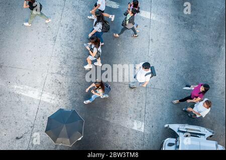 Aufnahmen von Fußgängern, die die Kreuzung neben der SM Clark Mall, der Angeles City Mall, den Philippinen überqueren. Stockfoto