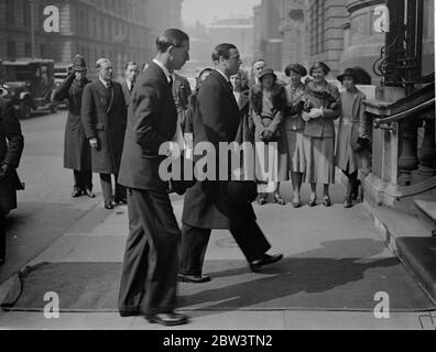 Duke of Kent eröffnet Wäscherei Kongress . Der Herzog von Kent eröffnete den Jubiläumskongress der National Federation of waundered im Hotel Metropole, London. Foto zeigt, der Herzog von Kent Ankunft. 28. April 1936 Stockfoto