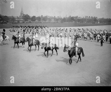 Musik der Trommeln für Aldershot Tattoo geprobt. Die "Musik der Trommeln", die eines der Hauptelemente auf der diesjährigen Aldershot Tattoo sein wird, wurde auf dem Paradeplatz der 1. Garde Brigade, Stenhope Lioss, Aldershot geprobt. Kostüme der 17, 18, 19 Jahrhunderte sind nachgetragen. Foto zeigt, Menof the West Yorks, Regiment vertreten Lanacshire Fusilierers des 18 Jahrhunderts. Mai 1936 Stockfoto