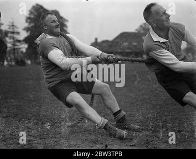 Polizei konkurrieren in Meisterschaft am Imber Court . Die Metropolitan Police Rad- und Wrestling-Meisterschaften fanden am Imber Court statt. Foto zeigt, ein gewichtiger Anker für die Edgware Polizei im Tauziehen des Krieges, PC Sutherland, hatte viel zusätzliches Gewicht für sein Team. 10 Juni 1936 Stockfoto