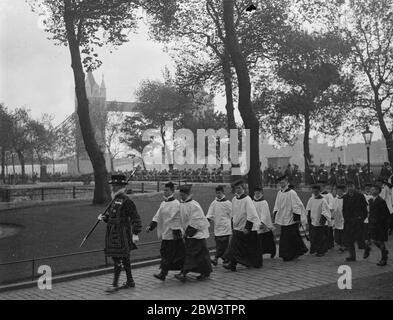 Zum ersten Mal seit drei Jahren die Grenzen des Tower of London zu sprengen. Zum ersten Mal seit drei Jahren wurde die Rogation - Gezeitenzeremonie des Schlagen der Grenzen am Tower of London durchgeführt. Der Oberaufseher führte die Prozession aus dem Tower-Bezirke auf einer Perambulation der Grenzen der Tower Liberties. Choirboy folgte ihm, und nach ihnen die Kinder, die im Turm leben, tragen geschälte Weidenwächter und nach ihnen wieder die Wächter des Turms in ihren Tudoruniformen. Es gibt 31 Grenzmarken des Turms und jeder wurde von den Jungen mit Weidenstäben gestürzt. Der Cer Stockfoto