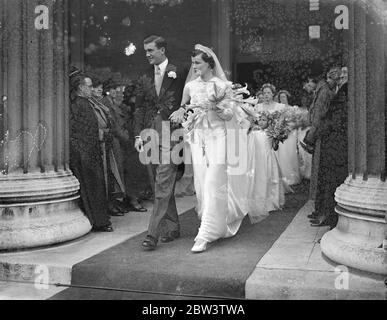 Der Sohn des Luftministers heiratete in London. John Cunliffe Lister, Sohn von Lord Swinton, der Luftminister, und Lady Swinton, war mit Miss Anne Irvine Medlicott, Tochter von Canon R S verheiratet. Medlicott, in St. Peter, Eaton Square. Die Braut trug einen Zweig echter Orangenblüten, die von südafrikanischen Freunden geschickt und von Frau Amyy Mollison auf ihrem Rekordflug vom Kap mitgebracht wurden. Foto zeigt, die Braut und Bräutigam verlassen nach der Zeremonie. 28 Mai 1936 Stockfoto