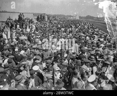 Massen drängen sich durch das sonnige Ascot. Ascot, größte Mode Parade und schönsten Rennen Treffen des Jahres, in strahlender Sonne eröffnet. Foto zeigt, ein Blick auf den überfüllten Platz in Ascot. 16 Juni 1936 Stockfoto