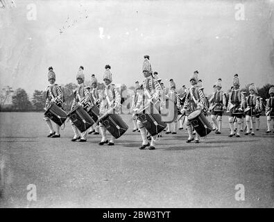 Musik der Trommeln für Aldershot Tattoo geprobt. Die "Musik der Trommeln", die eines der Hauptelemente auf der diesjährigen Aldershot Tattoo sein wird, wurde auf dem Paradeplatz der 1. Garde Brigade, Stenhope Lioss, Aldershot geprobt. Kostüme der 17, 18, 19 Jahrhunderte sind nachgetragen. Foto zeigt, Menof the West Yorks, Regiment vertreten Lanacshire Fusilierers des 18 Jahrhunderts. Mai 1936 Stockfoto