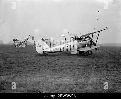 Ein Bristol Bulldog Mk II A von No. 17 Squadron Royal Air Force an der Royal Air Force Station Kenley, Surrey, Registrierung K2216 nach seinem Unfall (links), in dem bei der Landung beim Bremsen das Flugzeug umgedreht. Der Pilot wurde den Absturz lebendig gelassen, aber der Flugzeugschaden war nicht repariert. Der Absturz ereignete sich während der Proben für Empire Air Day, der in diesem Monat stattfinden soll. An diesem Tag werden die RAF-Flugplätze für die öffentliche Inspektion geöffnet. Foto zeigt s die Bristol Bulldog nach dem Zwischenfall mit dem Crashwagen hinten auf den Kopf. Mai 1936 Stockfoto