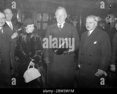 Italienische und französische Delegationen zur Naval Konferenz kommen in London. Admiral Decoux, der französische Experte, bei der Ankunft in Victoria. Admiral Decoux ist Zentrum. Dezember 1935 Stockfoto