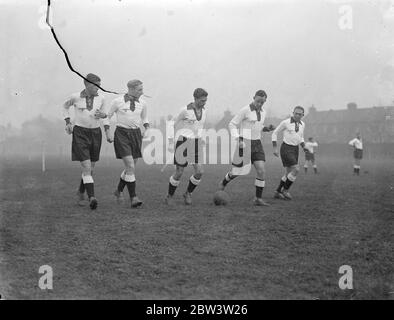 Deutsche Fußballer lockern sich bei Tottenham auf. Die Polizei bewachte die Tore des White Hart Lane Ground, als die deutsche Fußballmannschaft, die dort England treffen morgen (Mittwoch) stellte sich heraus, dosome loosenining Übungen auf dem Trainingsplatz zu tun. Foto zeigt, die deutschen vorne im Training in Tottenham. Von links nach rechts Ernst Lehner von Augsburg, der deutsche Kapitän Fritz Szepan von Schlake, Karl Hohmann von Duseldorf, Josef Rasselnberg ebenfalls von Düsseldorf und Josef Fath von Worms. Dezember 1935 Stockfoto