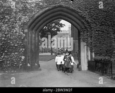 Zum ersten Mal seit drei Jahren die Grenzen des Tower of London zu sprengen. Zum ersten Mal seit drei Jahren wurde die Rogation - Gezeitenzeremonie des Schlagen der Grenzen am Tower of London durchgeführt. Der Oberaufseher führte die Prozession aus dem Tower-Bezirke auf einer Perambulation der Grenzen der Tower Liberties. Choirboy folgte ihm, und nach ihnen die Kinder, die im Turm leben, tragen geschälte Weidenwächter und nach ihnen wieder die Wächter des Turms in ihren Tudoruniformen. Es gibt 31 Grenzmarken des Turms und jeder wurde von den Jungen mit Weidenstäben gestürzt. Der Cer Stockfoto