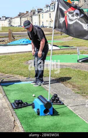 Troon, Großbritannien. Mai 2020. Mit der Lockdown-Maßnahmen und Nicola Sturgeon, dem Hinweis des ersten schottischen Ministers, dass bestimmte Sporteinrichtungen, darunter auch Golf, eröffnet werden können, eröffnete Troons berühmter Crazy Golf Course zum ersten Mal seit Oktober 2019. Die ersten, die auf dem Platz spielten, waren Julie Barr und Willie Ramage, beide aus Troon. Kredit: Findlay/Alamy Live News Stockfoto