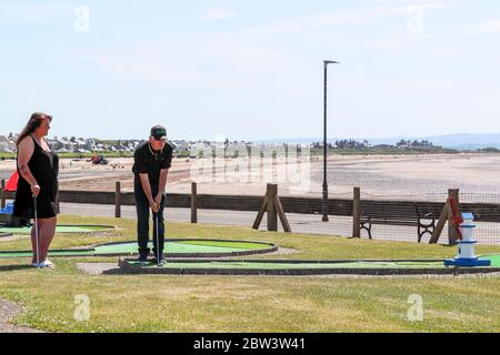 Troon, Großbritannien. Mai 2020. Mit der Lockdown-Maßnahmen und Nicola Sturgeon, dem Hinweis des ersten schottischen Ministers, dass bestimmte Sporteinrichtungen, darunter auch Golf, eröffnet werden können, eröffnete Troons berühmter Crazy Golf Course zum ersten Mal seit Oktober 2019. Die ersten, die auf dem Platz spielten, waren Julie Barr und Willie Ramage, beide aus Troon. Kredit: Findlay/Alamy Live News Stockfoto