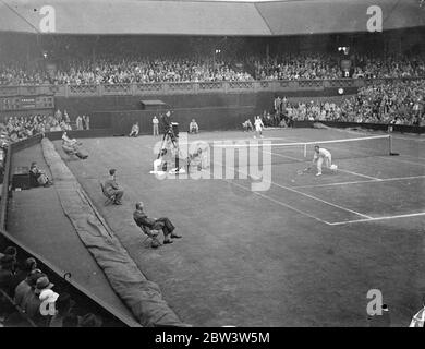 England gewinnt das erste Spiel der Davis Cup Challenge Runde. Austin Besiegt Crawford. Großbritannien, Gewinner des Cup für drei Jahre, gewann das erste Spiel gegen Australien, Wer hat nie in der Gewinnung der Trophäe gelungen, als H W ( Bunny ) Austin besiegt J Crawford 4 - 6 , 6 - 3 , 6 - 1 , 6-1 in den ersten Singles der Challenge-Runde des Davis Cup in Wimbledon . Foto zeigt, EINE allgemeine Ansicht der Menge auf dem Center Court während des Spiels zwischen Crawford und Austin. 25 Juli 1936 Stockfoto