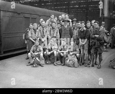 25 Schüler verlassen auf "Queen Mary" für eine Wanderung durch die kanadischen Berge. Eine Partei von 25 Jungen aus der Leeds ' Boys, Modern School ' von der Head Master begleitet, DR G F Morton, links Waterloo Station auf der ' Queen Mary ' Bootszug für New York, Von wo aus die Party nach Kanada für ein Trekking-Venture durch die Laurentian Mountains gehen wird. Foto zeigt, die Leeds Schüler bei der Abreise aus Waterloo. 22 Juli 1936 Stockfoto