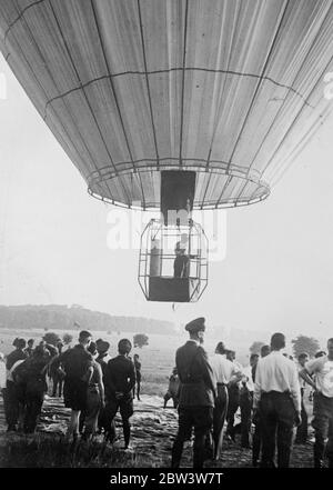 Moderner Montgolfiere Ballon macht Erstbesteigung in Potsdam , Flüssiggas bietet Hubkraft . Foto zeigt Herr Baumgart, der Luftfahrtenexperte, als Pilot, stand neben der Flüssiggasflasche. Juli 1935 Stockfoto