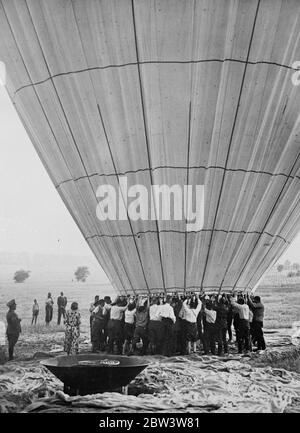 Moderner Montgolfiere Ballon macht Erstbesteigung in Potsdam , Flüssiggas bietet Hubkraft . Juli 1935 Stockfoto