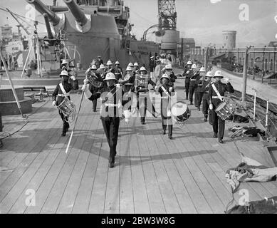 Royal Marine Band verdoppelt auf dem Deck der HMS Iron Duke ein Dreadnought Schlachtschiff der Royal Navy Week in Portsmouth . August 1935 Stockfoto