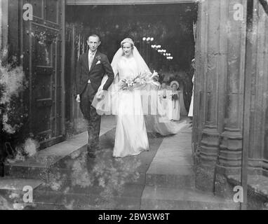 Duke of Kent ' s Equerry heiratet Herzogin ' Lady in Waiting . Herzog als bester Mann. Der Herzog von Kent war der beste Mann, wenn sein Pferd, Lord Herbert, war verheiratet mit Lady Mary Hope, Lady in Warten auf die Herzogin von Kent, in Westminster Abbey. Die Herzogin von Kent und die Herzogin und Herzogin von Gloucesteer waren Gäste bei der Zeremonie. lord Herbert ist der älteste Sohn des Earl of Preboke und Lady Mary Hope ist eine Schwester des Marquis von Linlithgow, Vizekönig von Indie. Foto zeigt, die Braut und Bräutigam verlassen nach der Zeremonie. 27 Juli 1936 Stockfoto