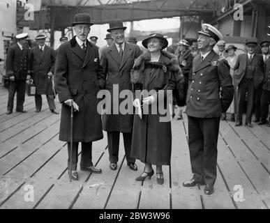 Lord Willingdon, ex Vizekönig, kommt in Tilbury mit Lady Willingdon aus Indien. Lord Willingdon, der pensionierte Vizekönig von indien, kam mit Lady Willingdon an Bord des Liners Strathmore in Tilbury an. Aufgrund einer Kälte, Lord Willingdon abgeschlossen die Reise nach Hause auf dem Schiff statt Landung in Marseille, wie er beabsichtigt. Foto zeigt, Lord und Lady Willingdon mit ihrem Sohn und Erbe, Viscount Rattendone, und Captain Harrison, Kommandant der Strathmore, auf der Kaienseite von Tilbury. Mai 1936 Stockfoto