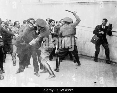 Polizei verwenden Knüppel in Athen Unruhen . Salonika-Probleme verbreiten sich auf das Kapital . Die Athener Polizei benutzt Knüppel im Kampf mit Demonstranten. 15 Mai 1936 Stockfoto