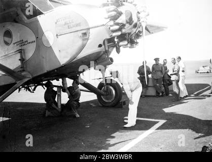 Laden Bomben für Graf Ciano zu fallen. Italienische Nordfront . Bomben auf die Maschine von Graf Ciano in Bereitschaft für einen Luftangriff auf Abessinier Gebiet zu laden. 18 Dezember 1935 Stockfoto